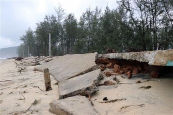 Thừa Thiên-Huế: Bờ biển sạt lở nghiêm trọng, lấn sâu vào khu dân cư