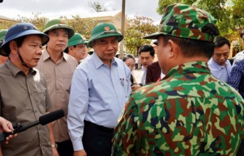 Bộ đội nuôi dưỡng những trẻ em mồ côi cha mẹ trong vụ sạt lở đất