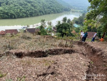 Nghệ An: Nửa quả đồi nứt toác, 17 hộ dân cần được di dời khẩn cấp