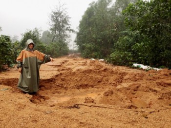 Hà Tĩnh: Người dân thấp thỏm sống dưới ngọn núi... “chờ sập”