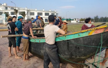 Hà Tĩnh: Cứu sống 2 ngư dân và thuyền gặp nạn vào bờ an toàn
