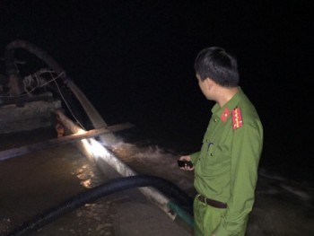Công an phục kích bắt 'cát tặc' trong đêm ở Hà Tĩnh