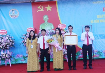 Trường THCS Lê Văn Thiêm (Hà Tĩnh) đón nhận Huân chương Lao động hạng Nhất