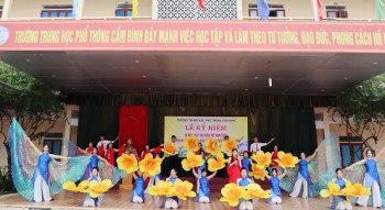Hà Tĩnh: Trường THPT Cẩm Bình đón nhận Cờ thi đua