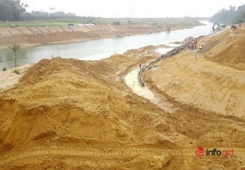 Hà Tĩnh: Hàng ngàn khối đất từ dự án kè chống sạt lở bờ sông đang đi về đâu?