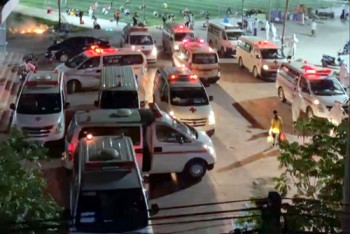 Bắc Giang: Xe cứu thương hối hả đưa cả nghìn công nhân đi cách ly trong đêm