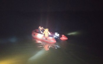 Hàng chục người tìm kiếm thiếu niên mất tích khi tắm sông Lam