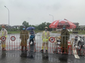 Hà Tĩnh: Thời tiết khắc nghiệt, các lực lượng "căng mình" bám chốt chống dịch