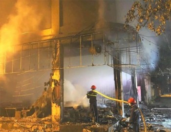 "Nóng": Cháy phòng trà giữa đêm, ít nhất 6 người thiệt mạng tại Nghệ An