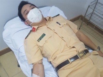 5 chiến sĩ công an Hà Tĩnh hiến máu cứu sản phụ trong đêm
