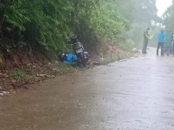 Hà Tĩnh: Phát hiện người đàn ông tử vong cạnh chiếc xe máy bên vệ đường