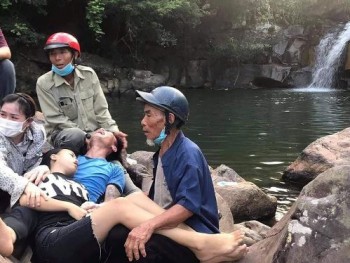 Hà Tĩnh: Rủ nhau đi tắm thác, 2 học sinh đuối nước tử vong