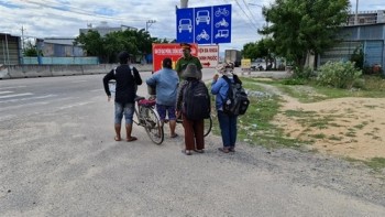 4 mẹ con đạp xe từ Đồng Nai về Nghệ An sẽ được đi tàu