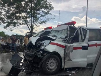 Nghệ An: Xe cấp cứu chở sản phụ gặp tai nạn, 3 người thương vong
