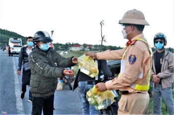 CSGT Hà Tĩnh tặng bánh mì, nước uống cho người đi xe máy về quê