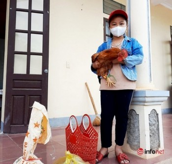 Bé gái 8 tuổi mang gạo, gà, bí đỏ ủng hộ khu cách ly