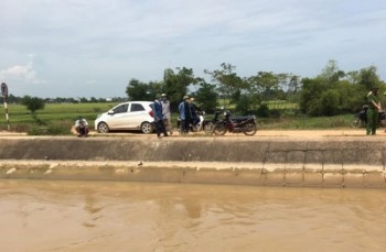 Thấy ô tô không người, xuống sông tìm thì phát hiện thi thể một phụ nữ