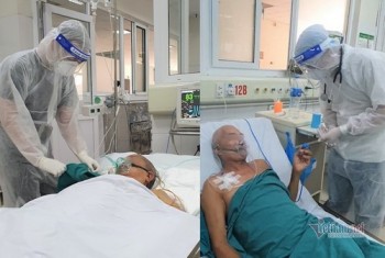 Câu chuyện cụ bà 71 tuổi mắc Covid-19 ở Hà Nội xin nhường máy thở cho chồng