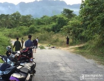 Phát hiện thi thể tài xế taxi nằm gục bên đường ở Nghệ An