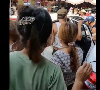 Phá cửa "giải cứu" cháu bé bị bỏ quên trong ô tô ở Thái Nguyên