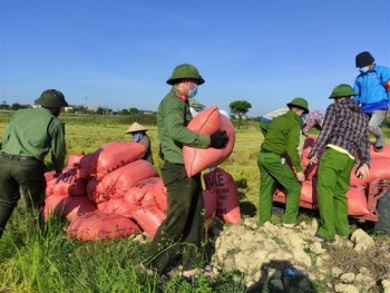 Xúc động đoàn viên đi chợ thay, công an gặt lúa giúp dân vùng tâm dịch Hà Tĩnh