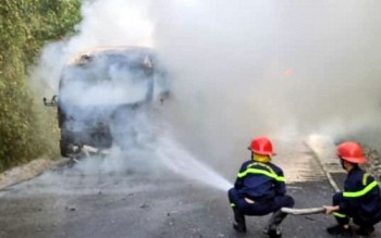 Nghệ An cháy xe chở 11 công dân hết cách ly về nhà