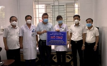 Tư pháp Hà Tĩnh phối hợp trao gần 300 triệu đồng cho Bệnh viện đa khoa tỉnh
