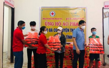Hà Tĩnh trao tặng 300 áo phao cho người dân vùng ngập lụt