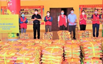 Hà Tĩnh trao tặng 990 áo phao cho người dân vùng ngập lũ