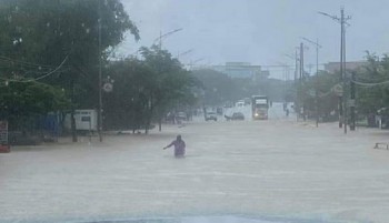 Hà Tĩnh: Mưa lớn, QL1A đoạn qua thị xã Kỳ Anh ngập sâu