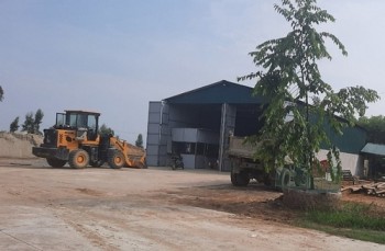 Hà Tĩnh: Biến đất công thành bãi tập kết vật liệu xây dựng trái phép