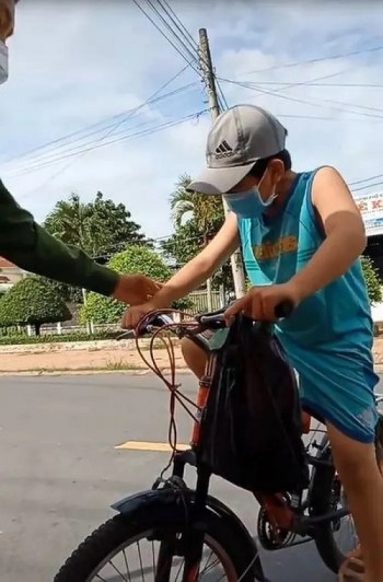 Sự thật ngỡ ngàng sau đoạn clip 'bé trai mất mẹ', nghẹn ngào khai báo với tổ công tác ở chốt kiểm dịch