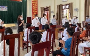 Tặng quà cho học sinh Làng trẻ em mồ côi Hà Tĩnh nhân dịp khai giảng năm học mới