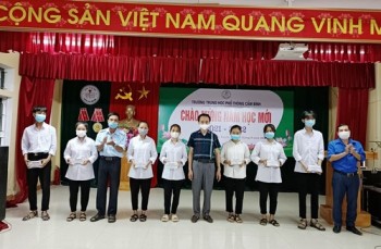Trường học tại Hà Tĩnh tặng điện thoại mới hỗ trợ học sinh học trực tuyến