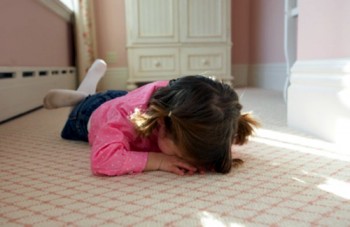 Những biểu hiện tâm lý ở trẻ chậm nói khi ở nhà dài ngày