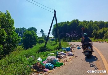Hà Tĩnh: Rác thải tràn lan ở lòng, lề đường thị trấn Hương Khê