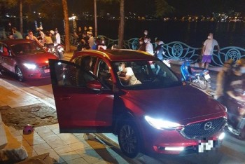 Hà Nội: Công an giải tán vụ người phụ nữ chặn ô tô đánh ghen ở Hồ Tây