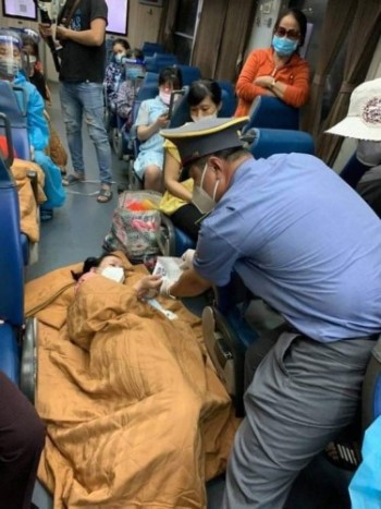 Sản phụ sinh con trên đoàn tàu trở về Quảng Bình