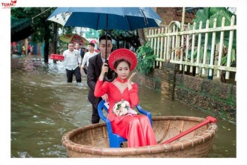 Quảng Ngãi: Bắt trọn khoảnh khắc rước dâu bằng thuyền thúng giữa ngày mưa lũ