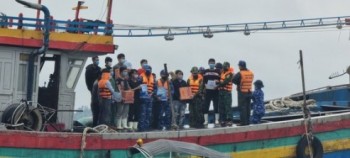 Cứu 16 ngư dân Nghệ An gặp nạn trên biển