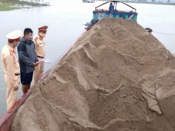 Hà Tĩnh bắt giữ thuyền vận chuyển cát trái phép trên sông Lam