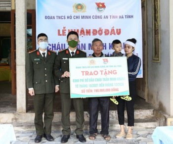 Công an tỉnh Hà Tĩnh tặng hơn 190 triệu đồng đỡ đầu con trai đồng đội