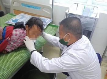 Nghệ An: Bé gái 8 tuổi hái lá ven đường dẫn đến nhiễm độc nặng
