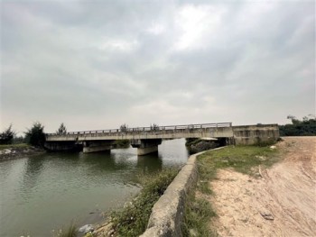 Hà Tĩnh: Cầu 12 tỷ “yên nghỉ” trên dòng kênh xanh