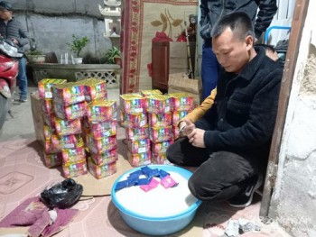 Nghệ An: Cặp anh em họ bị tóm khi đang 'thủ' lượng lớn pháo và ma túy