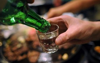 Người đỏ mặt khi uống rượu càng có nguy cơ mắc ung thư