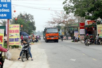 Hà Tĩnh: Quốc lộ 15A bị biến thành nơi họp chợ