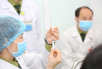 Tuần này vắc-xin ngừa COVID-19 về Việt Nam: Ai được ưu tiên tiêm trước?