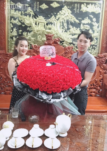 Anh chồng ở Nghệ An đặt bó hoa 'khủng' tặng vợ 8/3: 'Lúc đầu tôi định đặt 1000 bông...'