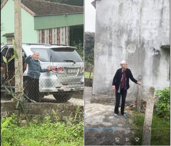 Mẹ 103 tuổi chống gậy ra cổng, bịn rịn chia tay con gái 80 tuổi